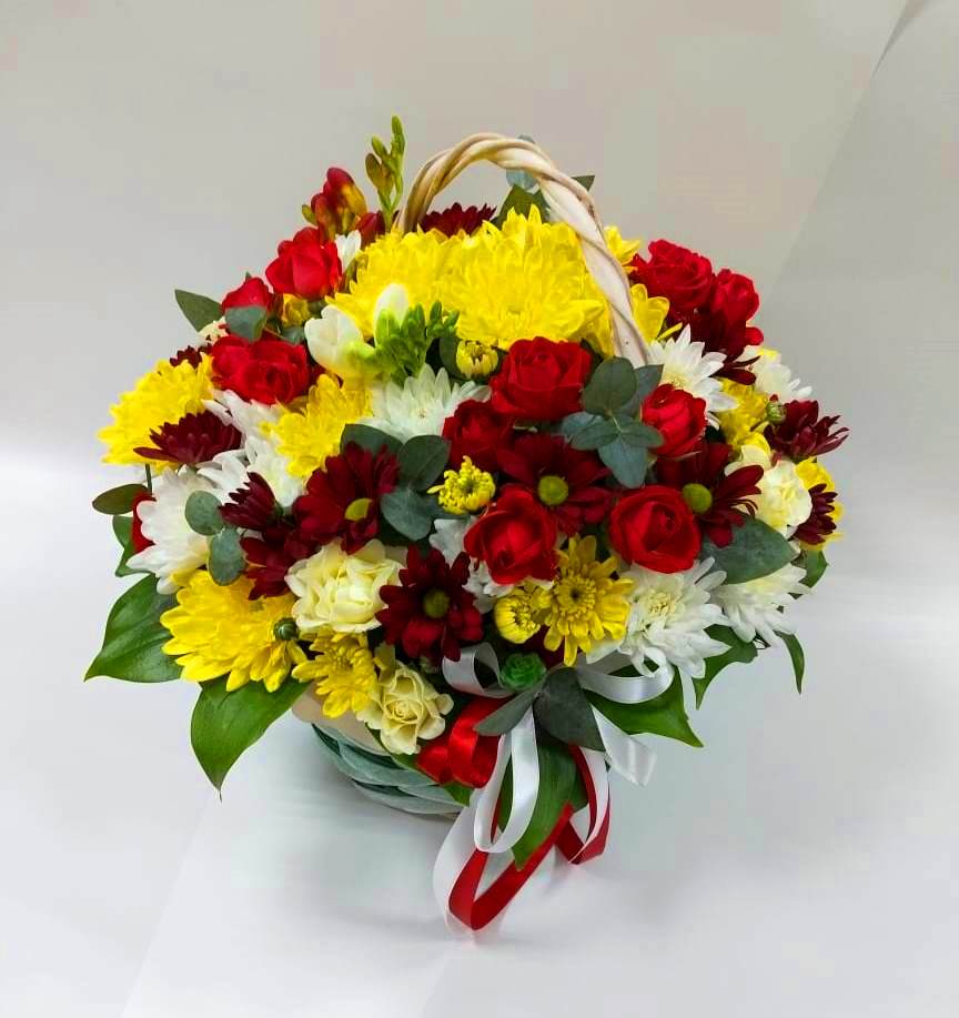 Цветочная композиция из Хризантемы и Розы в корзине в Верхней Хаве