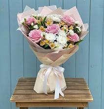 Букет цветов из:  Гвоздики, Орхидеи и Розы в Верхней Хаве