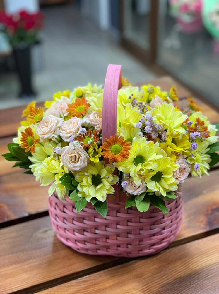 Цветочная композиция из Хризантемы и Розы в корзине в Верхней Хаве