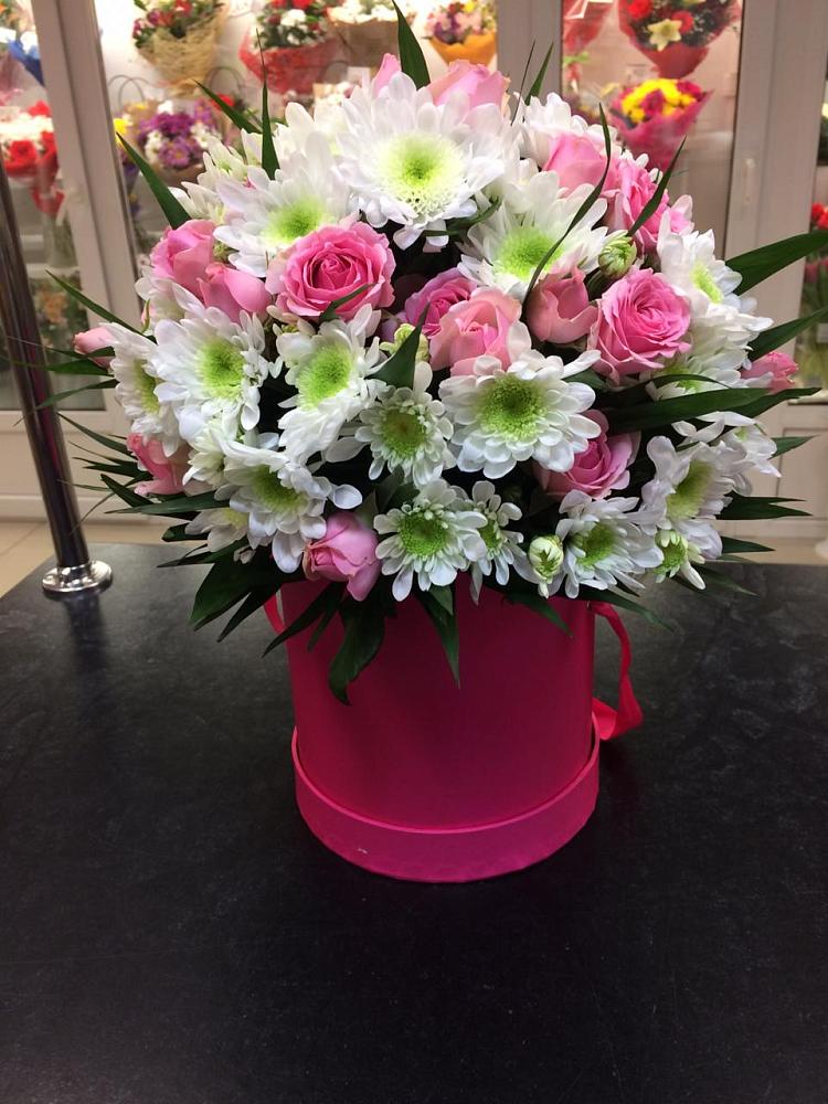 Цветочная композиция из Розы и Хризантемы в шляпной коробке в Верхней Хаве